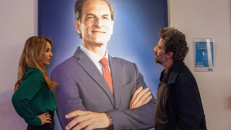 La crítica señaló que Doble discurso es una cinta inteligente y entretenida, que maneja bien "la rosca política".