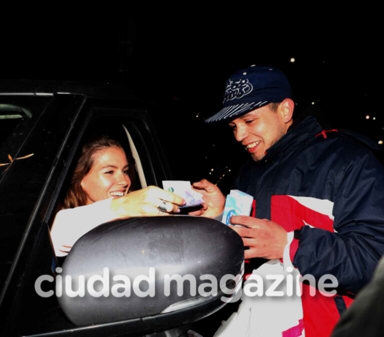 La curiosa compra ambulante de la China Suárez al salir del cumple de Rufina
