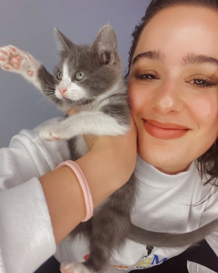 La desesperación de Flor Jazmín Peña porque su gatito le llenó la casa de pulgas: "¡Tengo que lavar todo!"