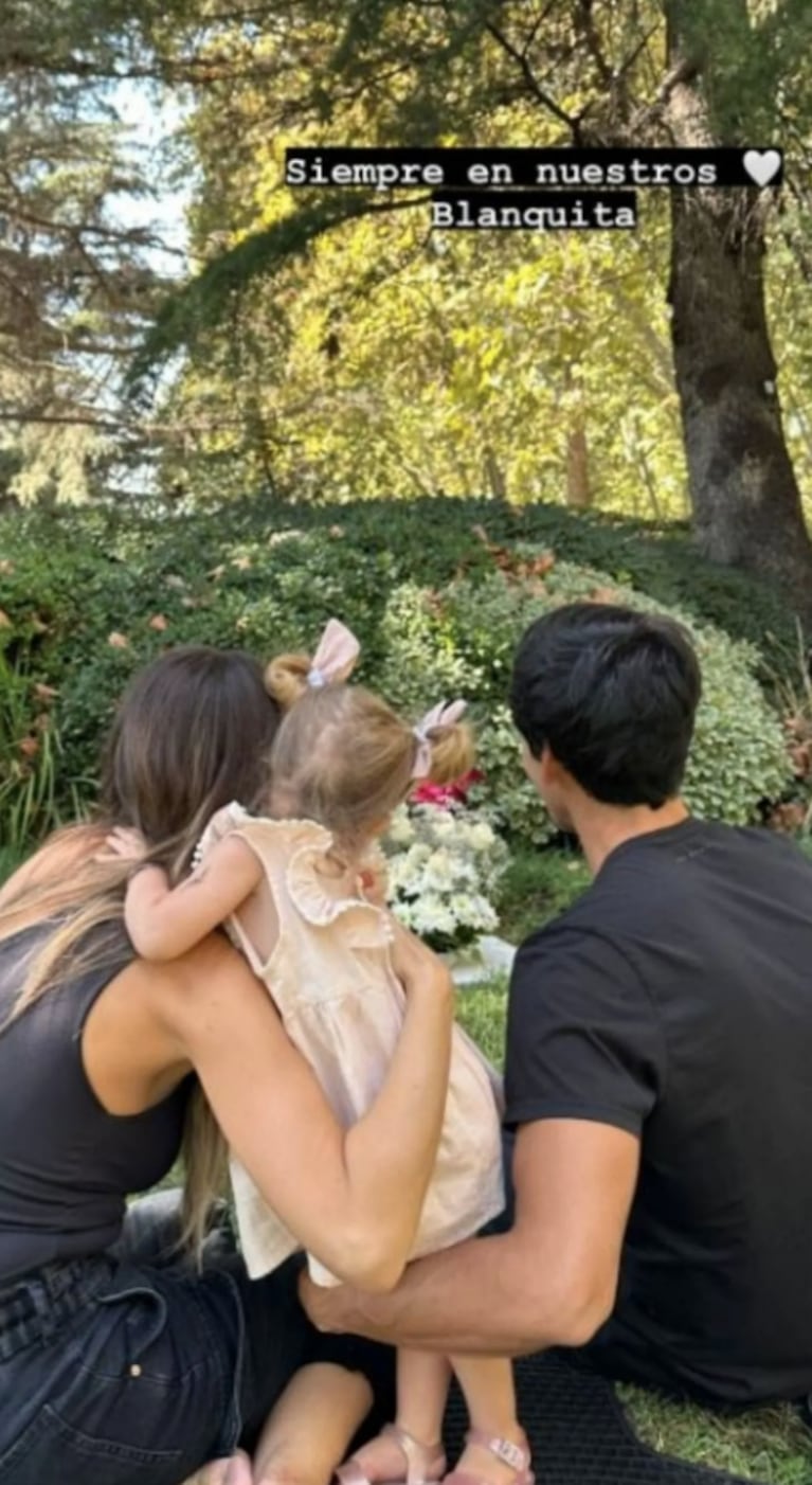 La desgarradora foto de Pampita y su hija Ana visitando la tumba de Blanca: "Siempre en nuestros corazones"