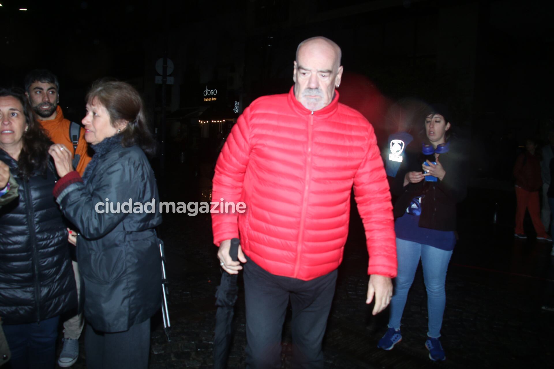 La despedida de los famosos a los restos de Cacho Castaña. Foto: Movilpress