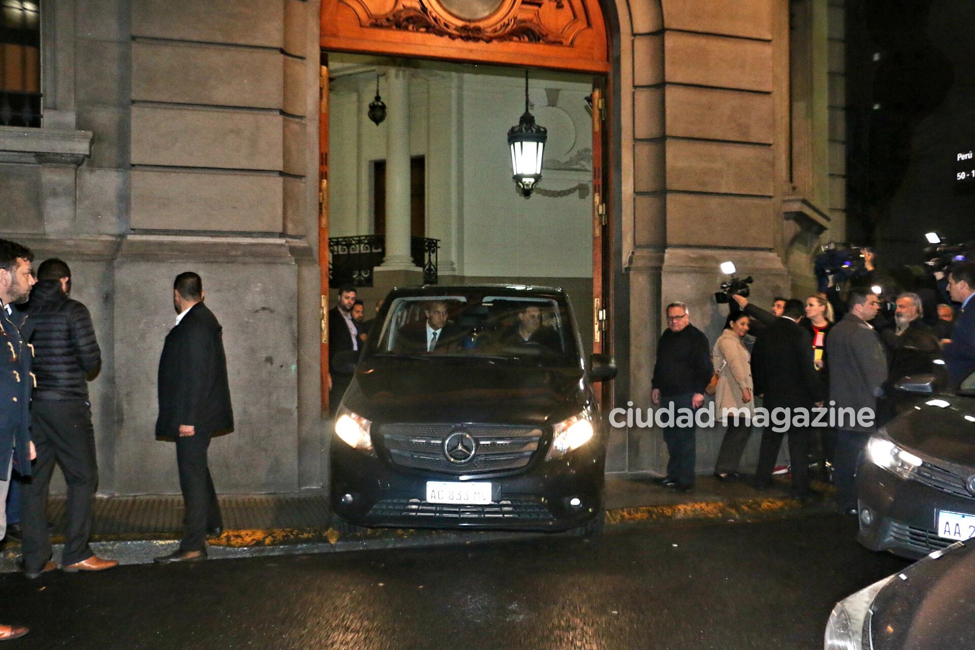 La despedida de los famosos a los restos de Cacho Castaña. Foto: Movilpress