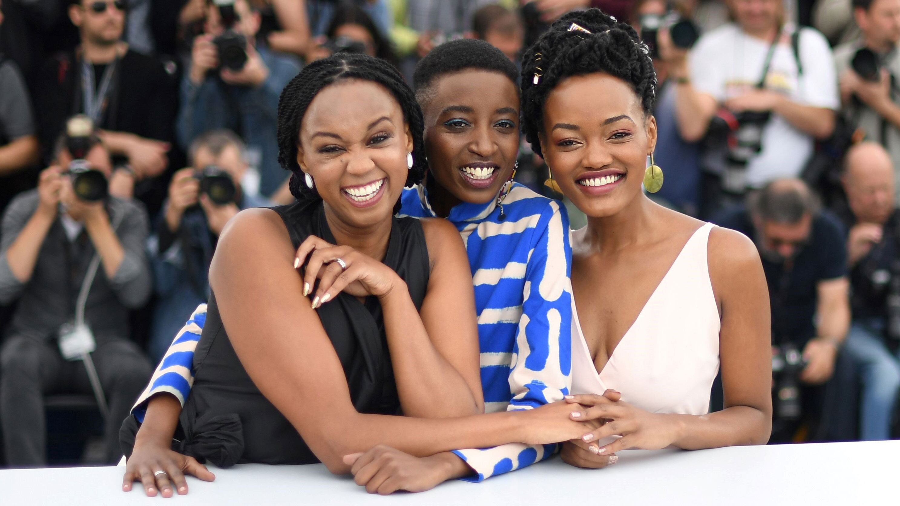 La directora y las protagonistas de Rafiki. (Foto: AFP)
