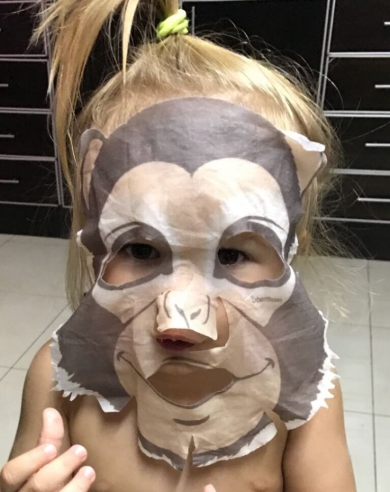 La divertida mascarilla con forma de mono que usó Melina Pitra para estar espléndida... ¡tras dormir sólo una hora!