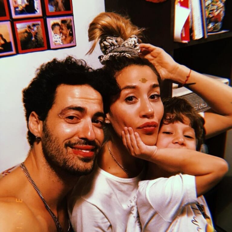 La divertida reacción del hijo de Jimena Barón al ver los besos de su mamá con Caiazza