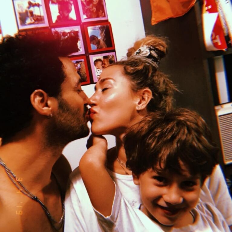 La divertida reacción del hijo de Jimena Barón al ver los besos de su mamá con Caiazza