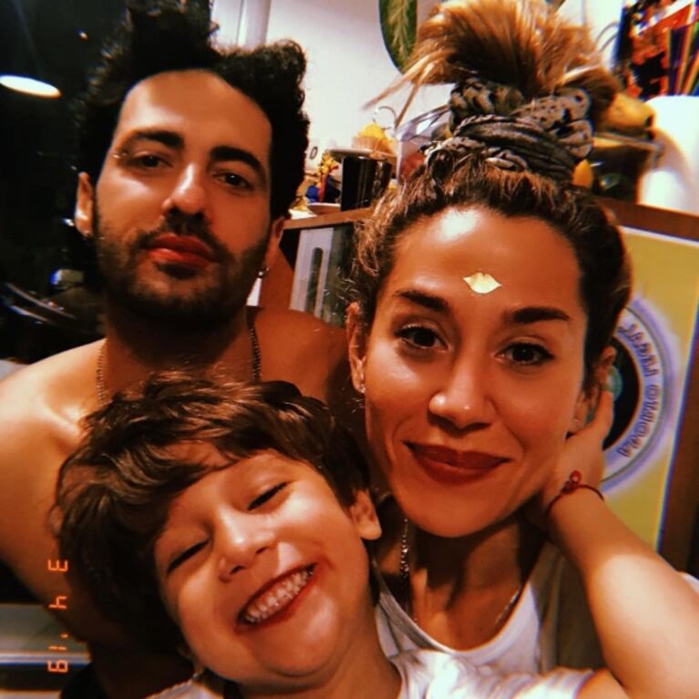 La divertida reacción del hijo de Jimena Barón al ver los besos de su mamá con Caiazza