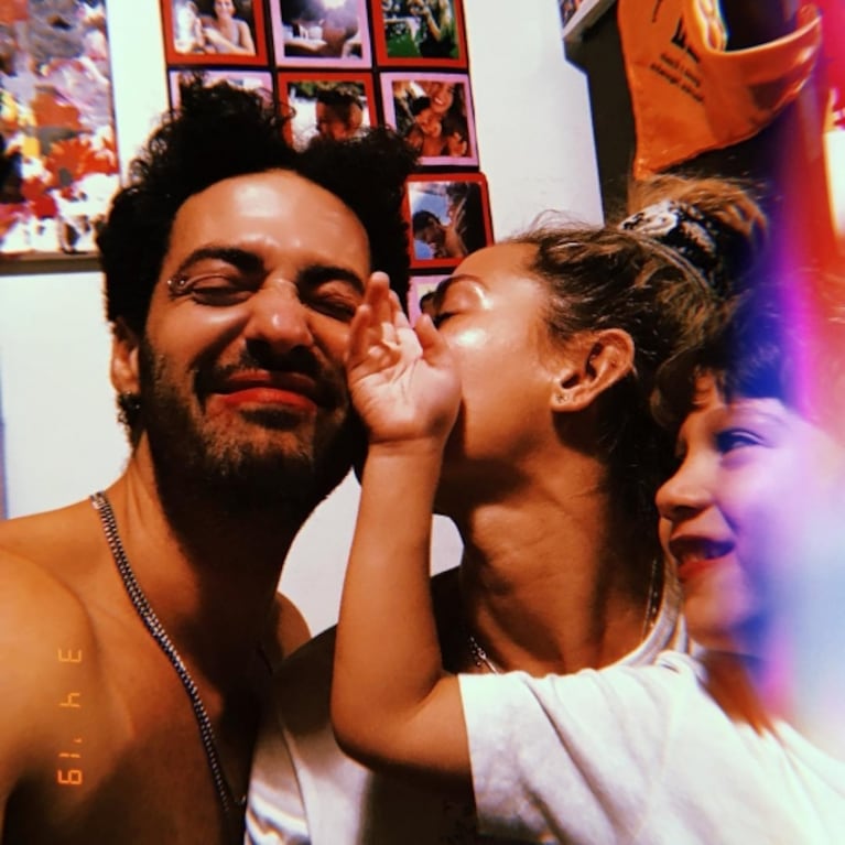 La divertida reacción del hijo de Jimena Barón al ver los besos de su mamá con Caiazza