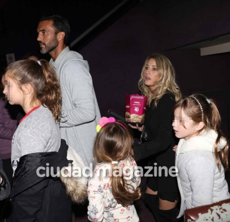La divertida salida al cine de Fabián Cubero con sus hijas, junto a Mica Viciconte : fotos exclusivas