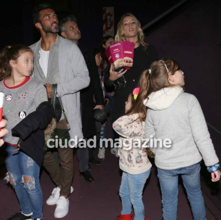 La divertida salida al cine de Fabián Cubero con sus hijas, junto a Mica Viciconte : fotos exclusivas