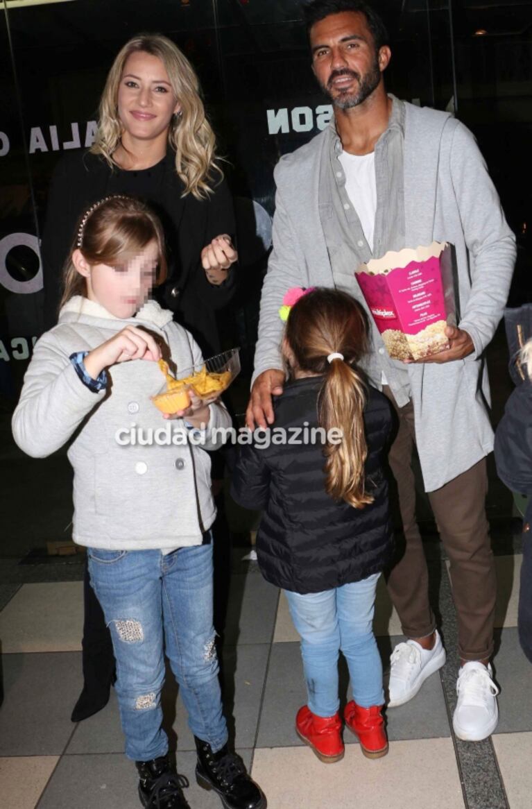 La divertida salida al cine de Fabián Cubero con sus hijas, junto a Mica Viciconte : fotos exclusivas