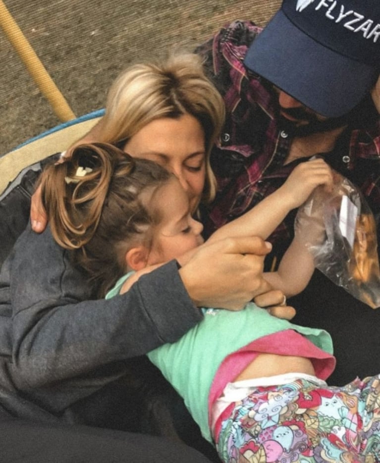 La divertida tarde de juegos de Eugenia Tobal con su hija Ema y su pareja al aire libre