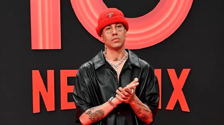 La dualidad entre “el chico de las batallas de freestyle” y el artista que abarrota estadios es uno de los hilos dramáticos.