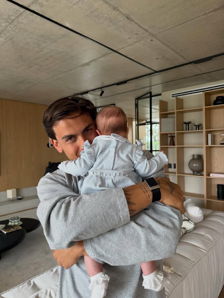 La dulce imagen que el futbolista compartió en sus redes para mostrar su lado más tierno.  Crédito Instagram: paulodybala