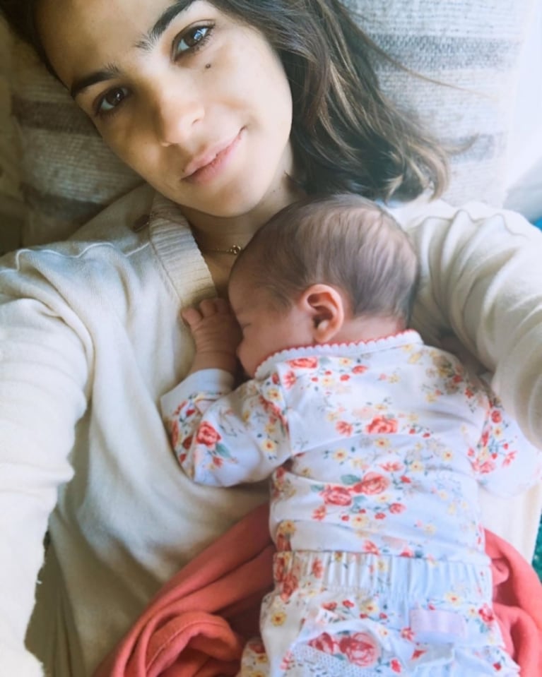 La dulce postal de Agustina Cherri con su beba de 10 días de vida: "Todo el día así de feliz"