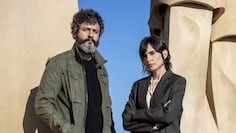 La dupla de protagonistas de este serie atrapante, con Barcelona y Gaudí siempre presentes.