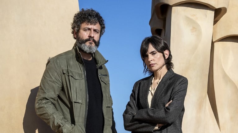 La dupla de protagonistas de este serie atrapante, con Barcelona y Gaudí siempre presentes.