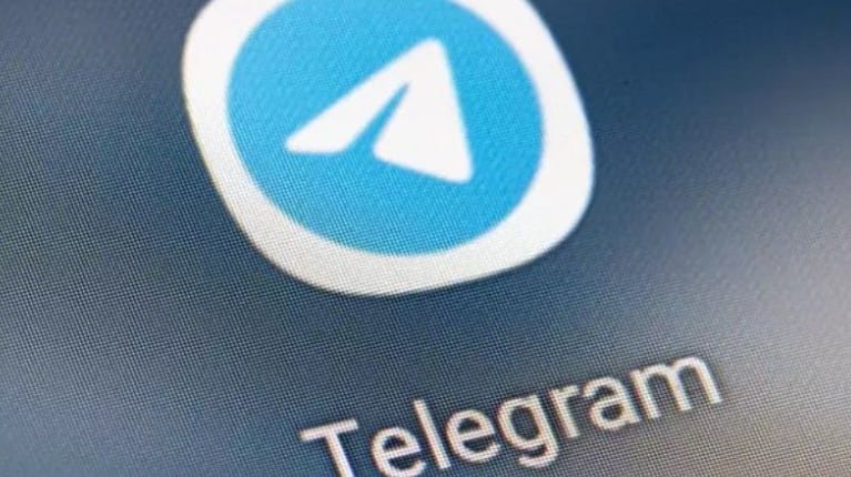 La ejecución remota de código (RCE) se produce cuando un ciberdelincuente ejecuta código malicioso en un equipo o en toda una red de una organización. 