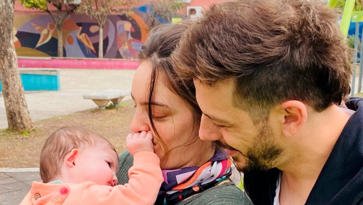 La emoción de Maca Paz por la primera vez de su hija en la plaza.