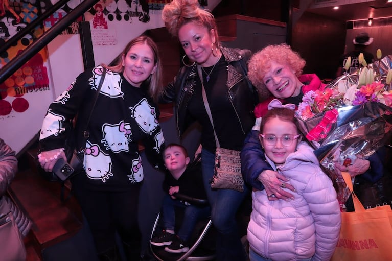 La emoción de María Rosa Fugazot junto a los hijos de René Bertrand en el estreno de Appstinencia