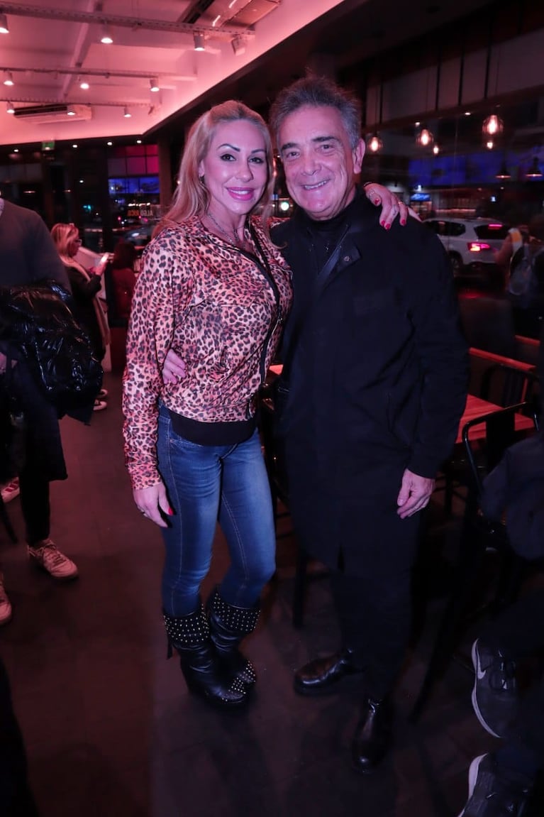 La emoción de María Rosa Fugazot junto a los hijos de René Bertrand en el estreno de Appstinencia