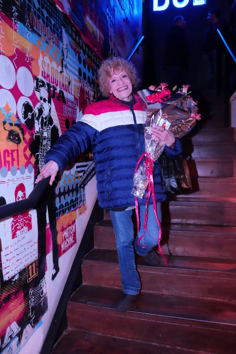 La emoción de María Rosa Fugazot junto a los hijos de René Bertrand en el estreno de Appstinencia