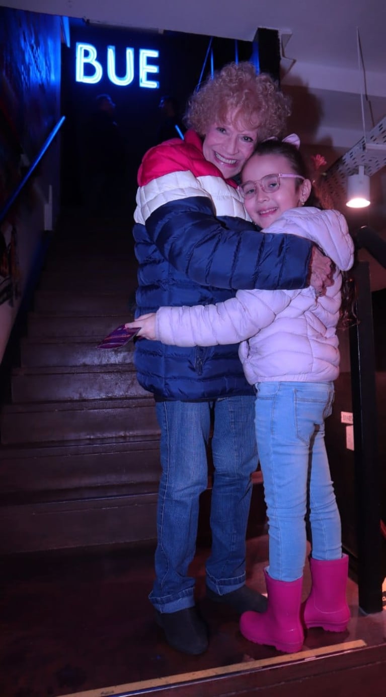 La emoción de María Rosa Fugazot junto a los hijos de René Bertrand en el estreno de Appstinencia