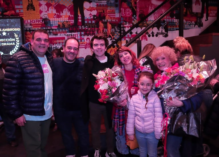 La emoción de María Rosa Fugazot junto a los hijos de René Bertrand en el estreno de Appstinencia