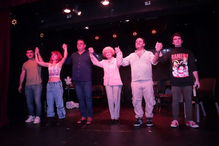 La emoción de María Rosa Fugazot junto a los hijos de René Bertrand en el estreno de Appstinencia