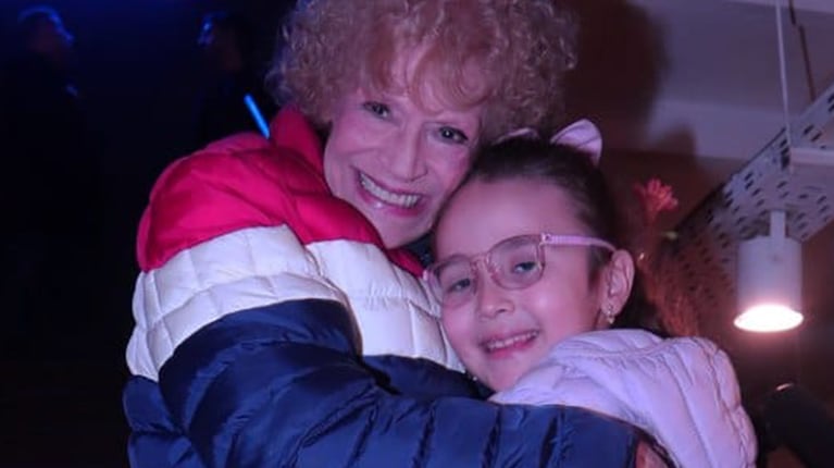 La emoción de María Rosa Fugazot junto a los hijos de René Bertrand en el estreno de Appstinencia