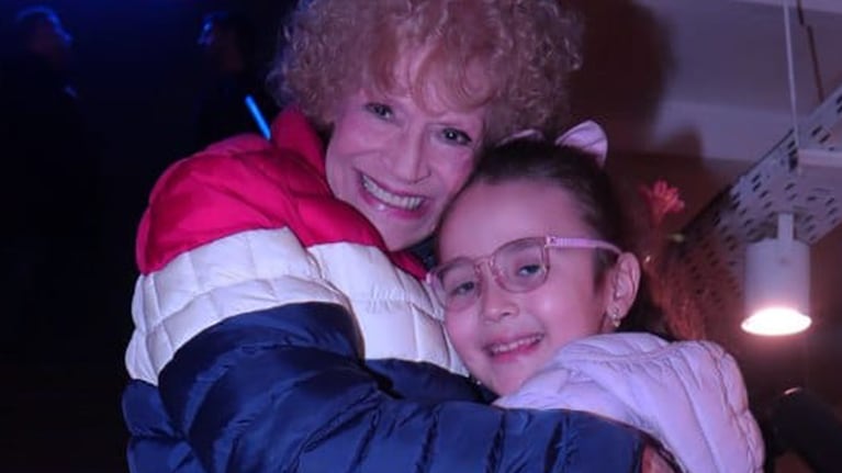 La emoción de María Rosa Fugazot junto a los hijos de René Bertrand en el estreno de Appstinencia
