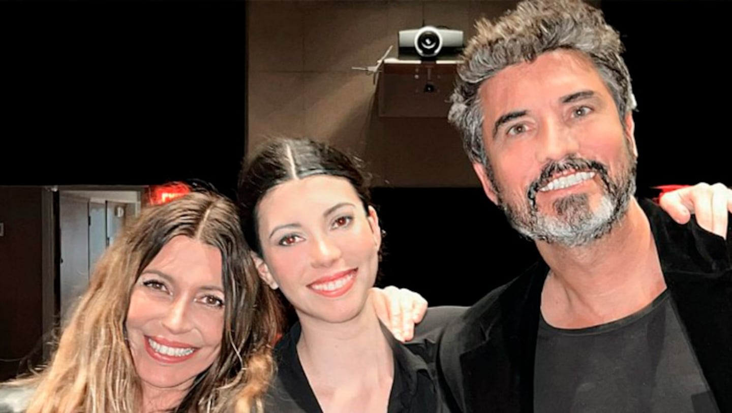 La emoción de Mónica Ayos y Diego Olivera por el debut teatral de su hija en Miami.