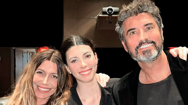 La emoción de Mónica Ayos y Diego Olivera por el debut teatral de su hija en Miami.