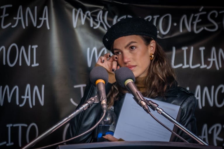 La emoción de Stefi Roitman en el homenaje a las víctimas del atentado a la AMIA. (Foto: Leandro Heredia/TN).