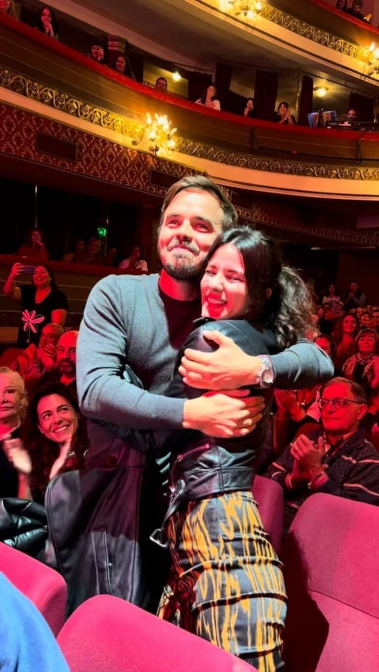 La emocionante ovación de Gimena Accardi y Benjamín Rojas a Nicolás Vázquez en el teatro: "Volvió el tridente"