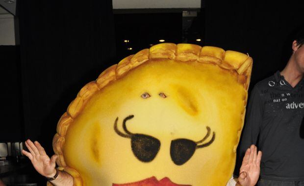 La empanada tampoco se quiso perder la fiesta de cumpleaños de Cinthia Fernández. (Foto: Jennifer Rubio)