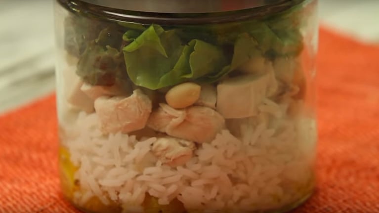 La ensalada de pollo se debe guardar en un recipiente que se cierre por completo, para poder llevarla al trabajo. Foto: Cucinare TV