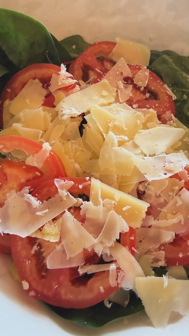 La ensalada de tomates, rúcula y queso que comieron China Suárez y Mauro Icardi. (Foto: @sangrejaponesa)