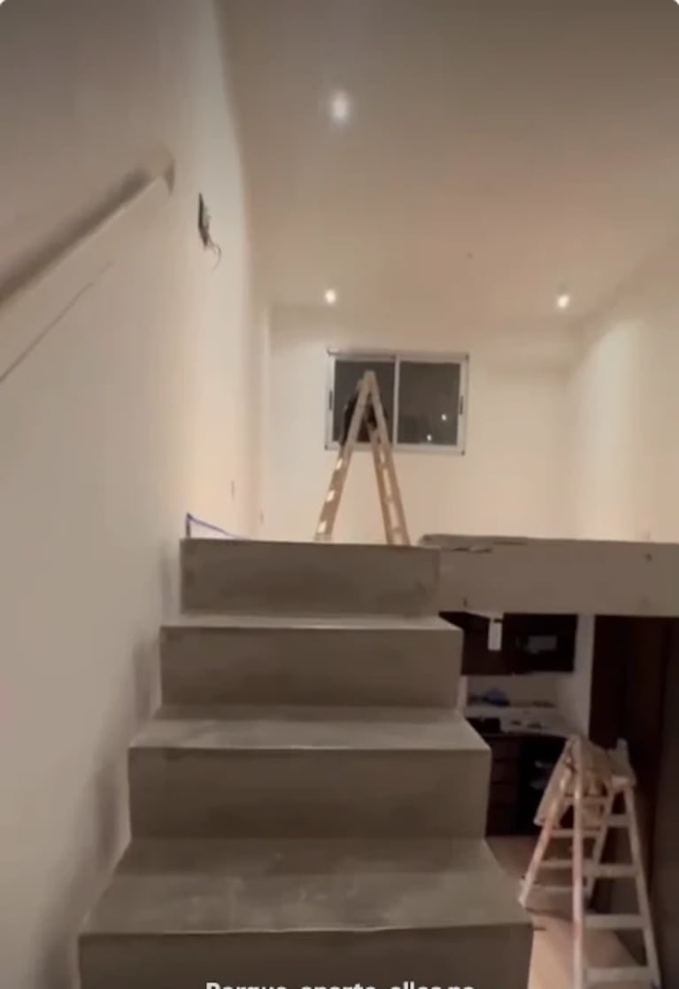 La escalera de concreto, todavía sin barandas, en pleno proceso de terminación. Fuente: Instagram.