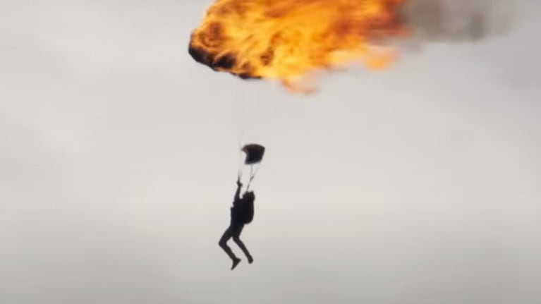 La espectacular escena del actor de Hollywood con el paracaídas prendido fuego.