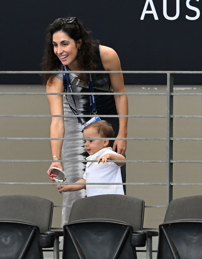La esposa de Nadal, Mery Perelló, junto al hijo de ambos, Rafael. (Foto: EFE)