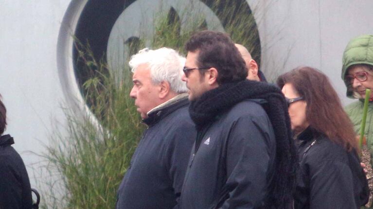 La esposa y los amigos de Cacho Castaña despidieron los restos del cantante. Foto: Movilpress