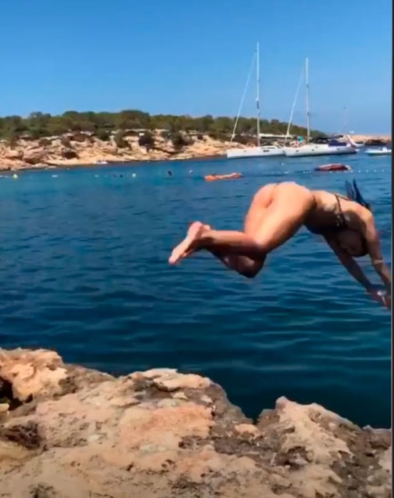 La estadía veraniega de Lali Espósito en Ibiza: look al natural y chapuzón sexy en el mar