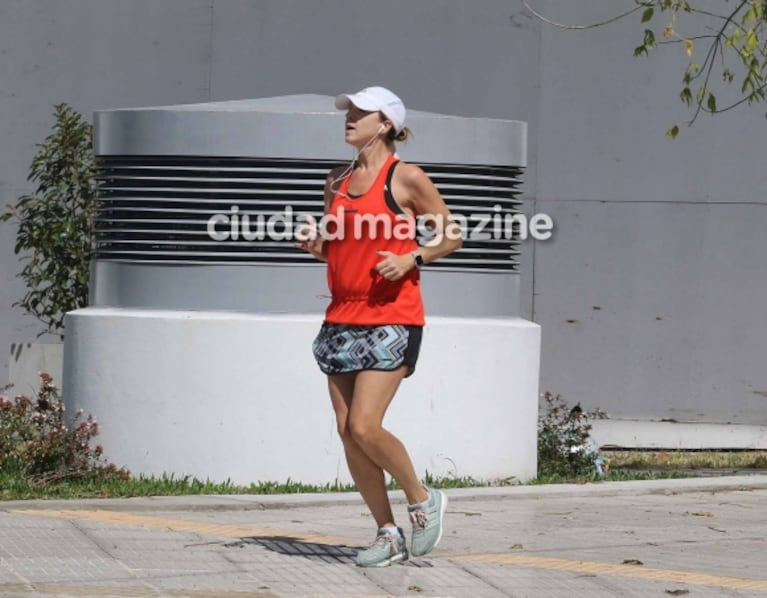 La exigente mañana de running de Carla Peterson, mientras Martín Lousteau pasea con Gaspar