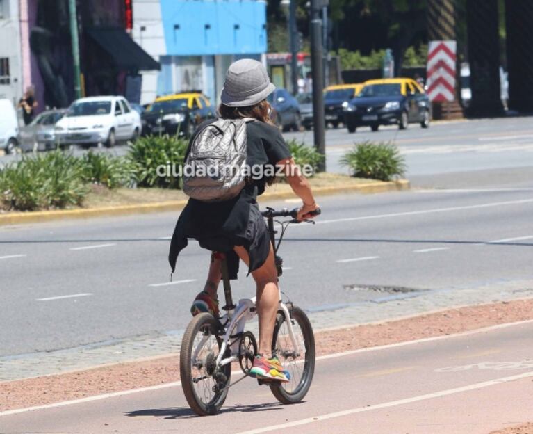 La exigente rutina de ejercicios de Florencia de la Ve: pesas, saltos y bicicleta al aire libre