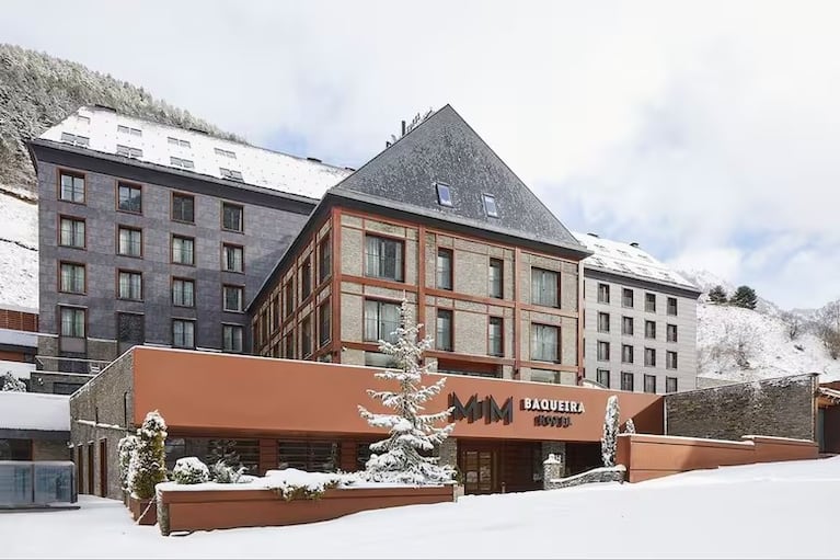 La fachada del Hotel MiM Baqueira combina piedra y madera, reflejando su identidad como refugio de montaña