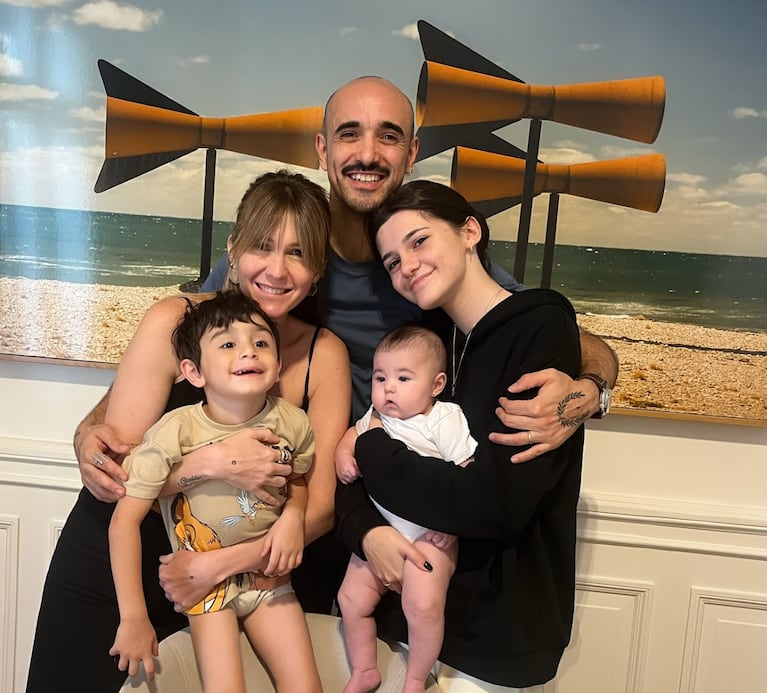 La familia de Abel Pintos y Mora Calabrese (Foto: Instagram @abelpintos)