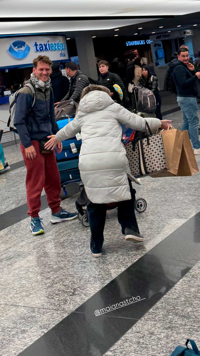 La familia de Andrés De Nastchokine lo recibió en Ezeiza este lunes por la noche (Foto: Instagram @maianastcho)