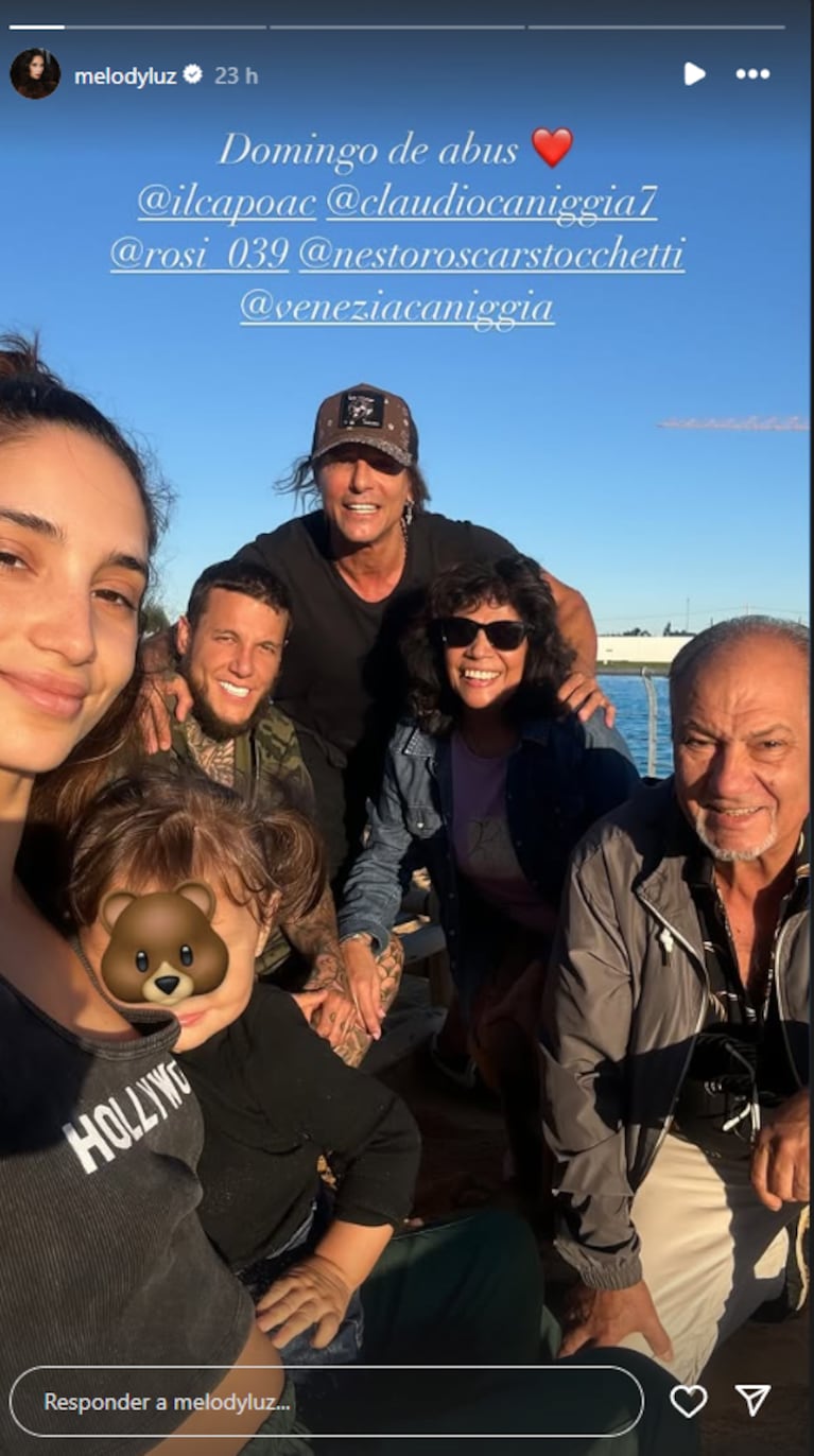 La familia de Melody Luz junto a Alex y Claudio Caniggia. (Foto: Instagram / melodyluz)