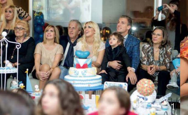 La familia López-Nara en el bautismo de Benedicto. (Foto: revista Caras)